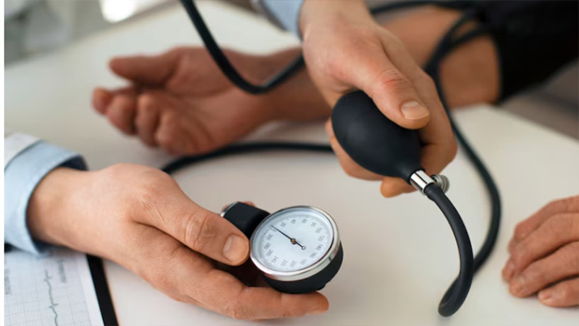 Persona realizando estiramientos suaves