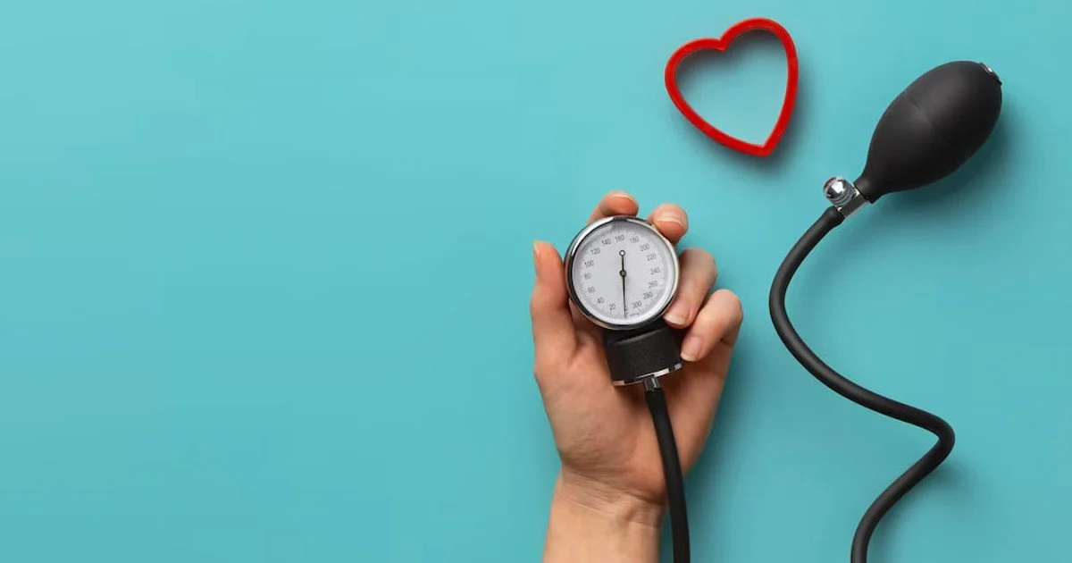 Persona respirando aire fresco en la naturaleza, cuidando su corazón